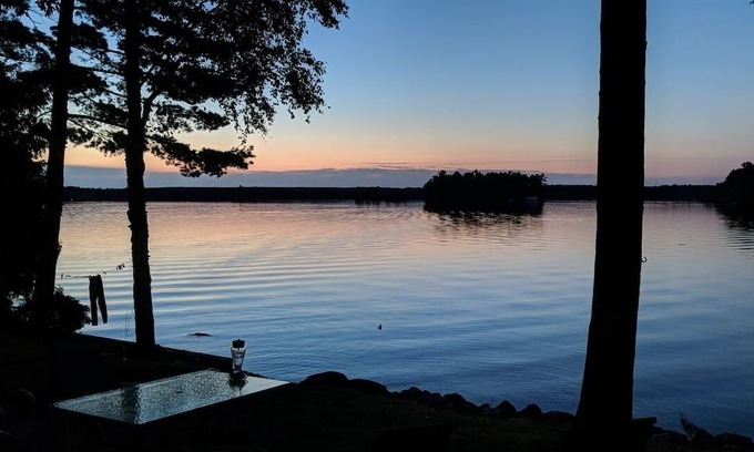 Selwyn Cottage | Family-Friendly Magnolia Cottage: Escape to a Lakeside Retreat