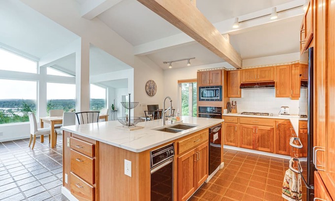 Port Orford House | Serene Port Orford Retreat with Hot Tub and Ocean Views