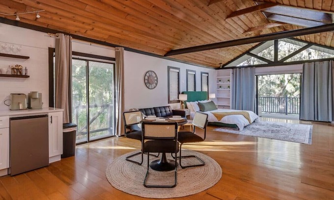 Kissimmee Cabin | Enchanting Cabin with Balcony, Spa & Pet-Friendly Perks