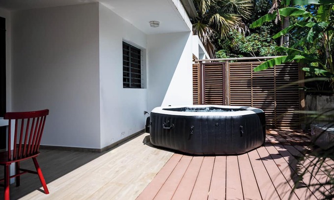 Manapany-les-Bains Villa | Relax at Villa Ti Sable Plage 2 with Spa & Breakfast