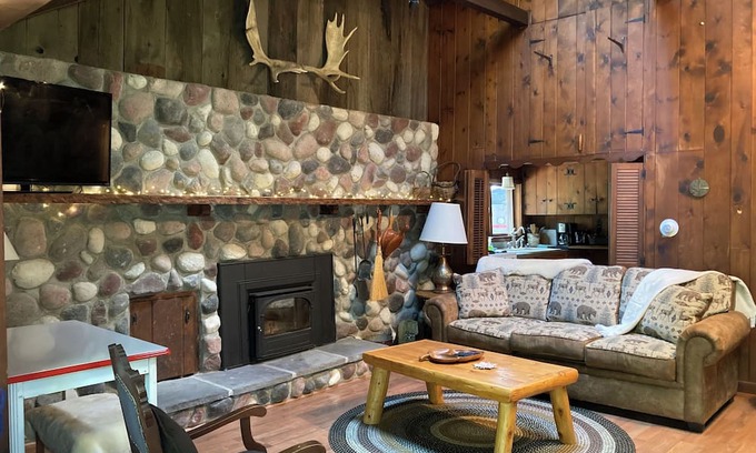 Mancelona Cabin | Discover Green River Lodge: Pet & Child-Friendly Retreat