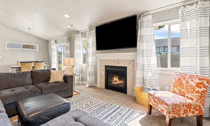 Caldwell House | Relaxing Indoor Sauna Retreat for 8 in SW Caldwell