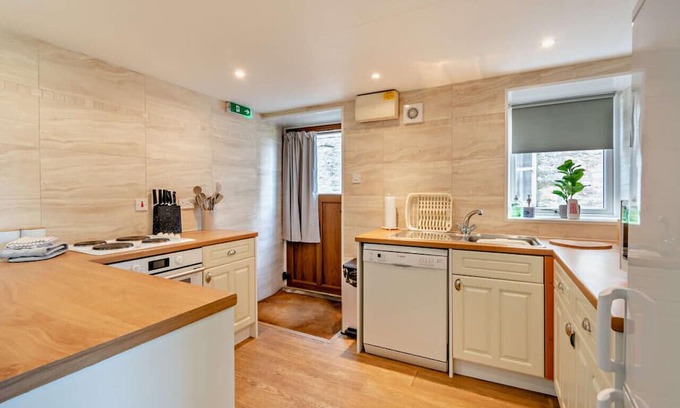 Newton-on-Rawcliffe House | Inviting Magpie Cottage with Pool in North Yorkshire