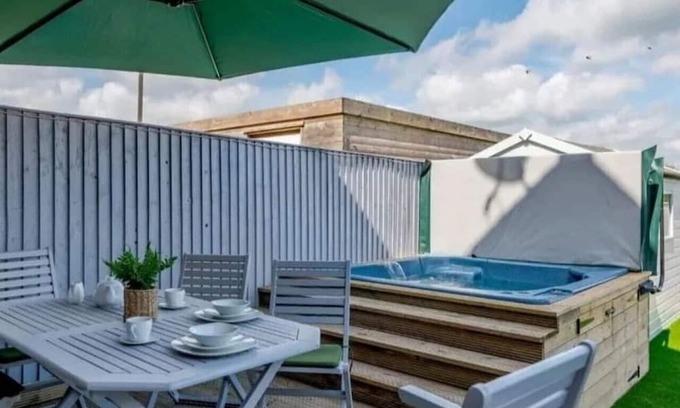 Kirby Misperton House | Cozy Haven with Hot Tub, Near Flamingo Land Attractions