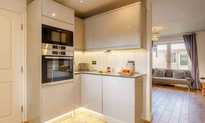 Kirby Misperton House | Pet-Friendly Retreat with Hot Tub Near Flamingo Land
