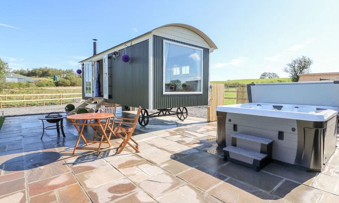 Pontrhydfendigaid Cottage | Pet-Friendly CWT Y GORS with Hot Tub in Pontrhydfendigaid