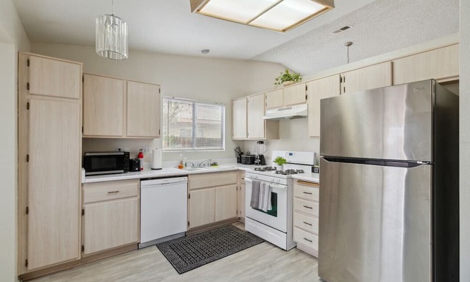 Victorville House | Relaxing 3BR Home Retreat in Adelanto - Family Friendly
