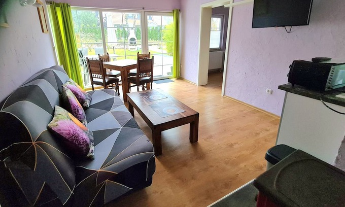 Joachimsthal Apartment | Cozy Bungalow Grün: 2 Bedrooms, Private Terrace & Garden