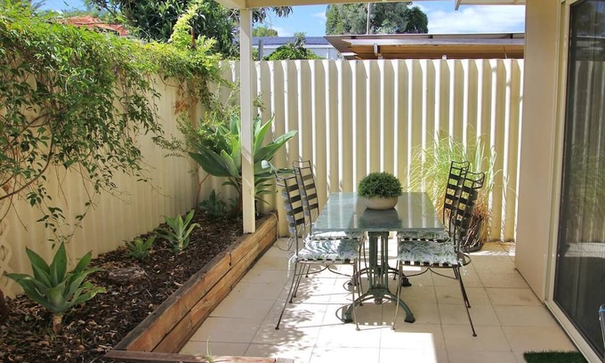 Thornlie Villa | Inviting Thornlie 2BR Escape with Kitchen Amenities