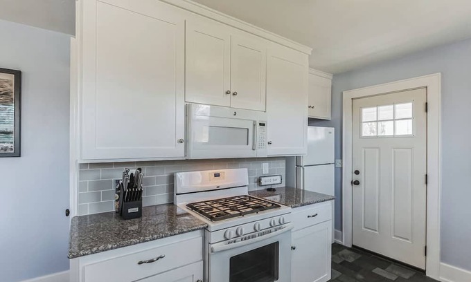 Woodbine House | Bluebird Bungalow – Chic 2 BDR Home Near Downtown!