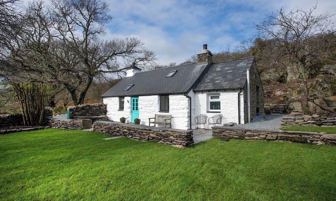 Pentrefelin Cottage | Discover a Cozy One Bedroom Cottage with Ocean Views