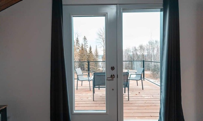 Saint-Michel-des-Saints Ski Chalet | Tranquil Taureau by the Lake in Saint-Michel-des-Saints