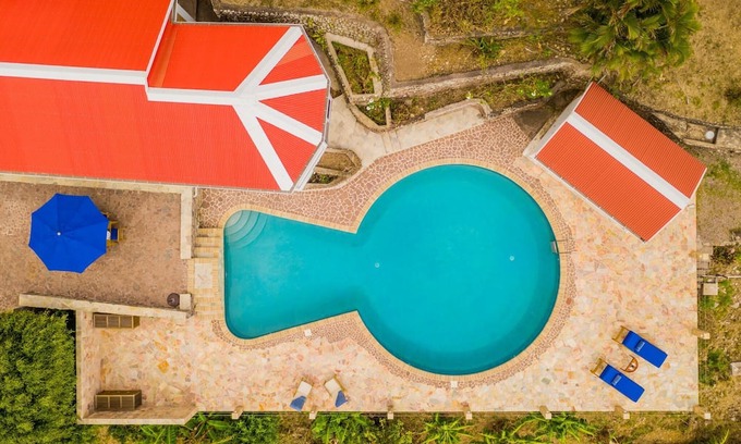 Windward Side Villa | Charming Champagne Cottage - Private Family Retreat Awaits