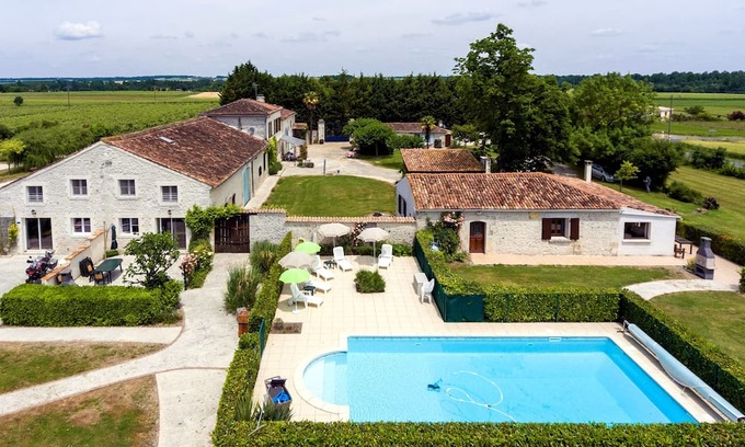 Brives-sur-Charente Bed & Breakfast | Relax at Les Roses: Room with Garden View & Family Amenities