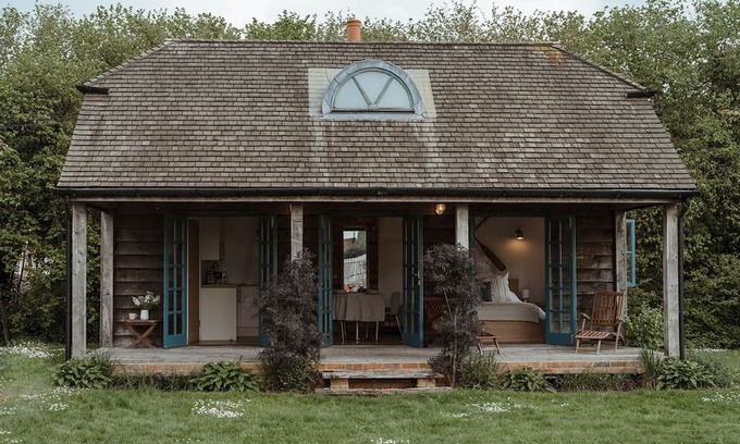 Henley-on-Thames Cabin | Discover The Riverside Lodge with Kitchen Amenities