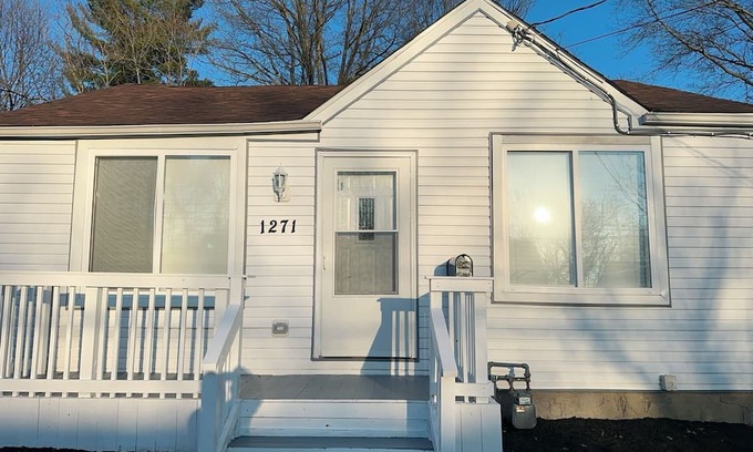 Akron House | Delightful Haven with Breakfast and Family-Friendly Amenities