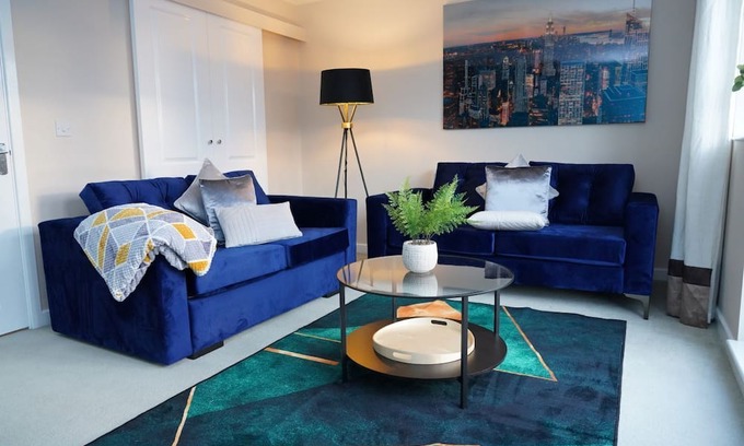 Peterborough House | Family-Friendly 4 Bedroom Home in Molyneux Square with Wi-Fi