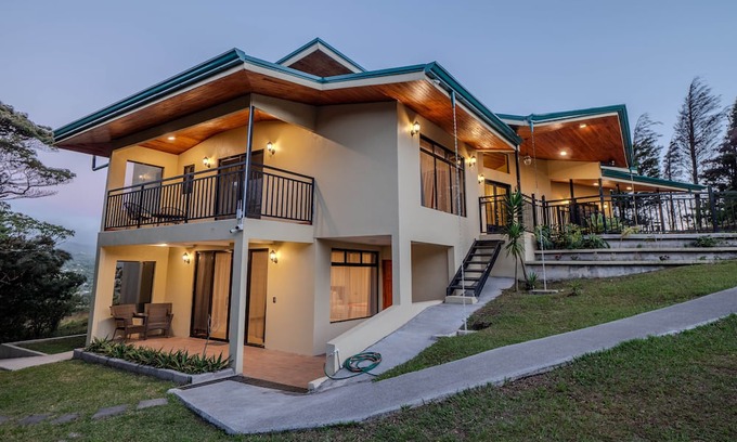 Sierra House | Modern and Spacious near Monteverde Reserves, Zip Lines, Waterfalls & Wildlife!