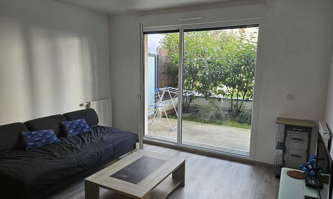 Bois-Colombes Apartment | Inviting 2-Room Apartment with Garden and Kitchen Access