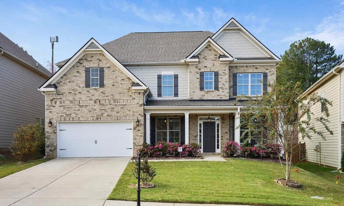 Fairburn House | Inviting Roomy Retreat | Convenient Stays with Kitchen Access
