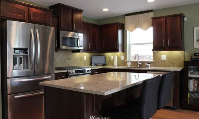Mill Creek House | Modern 4-Bedroom House in Mill Creek with WiFi & AC