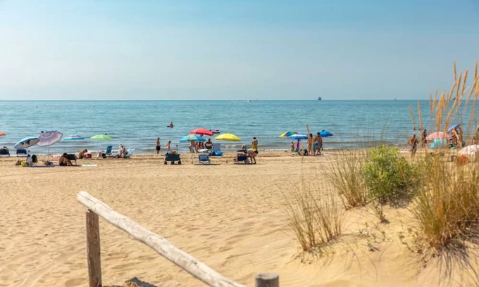 Ca' Savio Apartment | Cozy Mobilheim for 6 Guests with Oceanfront Pool Access