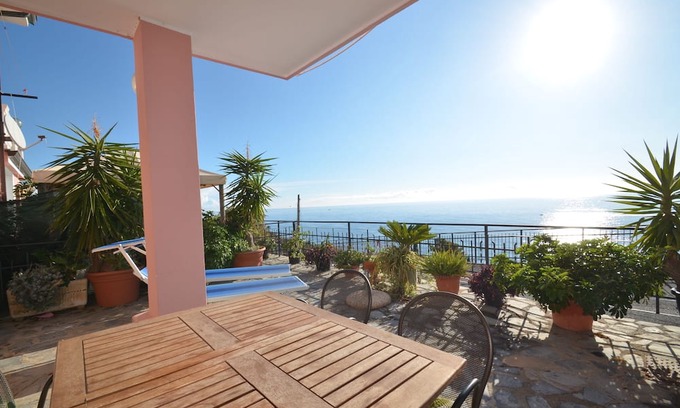 Piani-Ciapin Apartment | Cozy Oceanfront Apartment with Dream Terrace and Pool