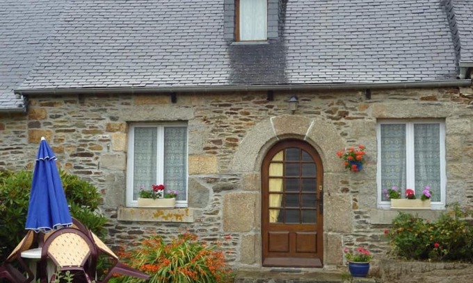 Garlan House | Cozy Cottage 'Gite Les Epis' with Terrace & Wi-Fi Access