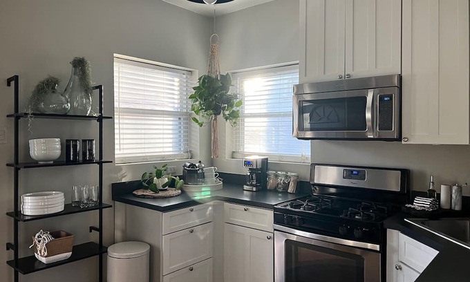 North Center Apartment | Bright Avondale Oasis Condo with Spa and Hot Tub Amenities