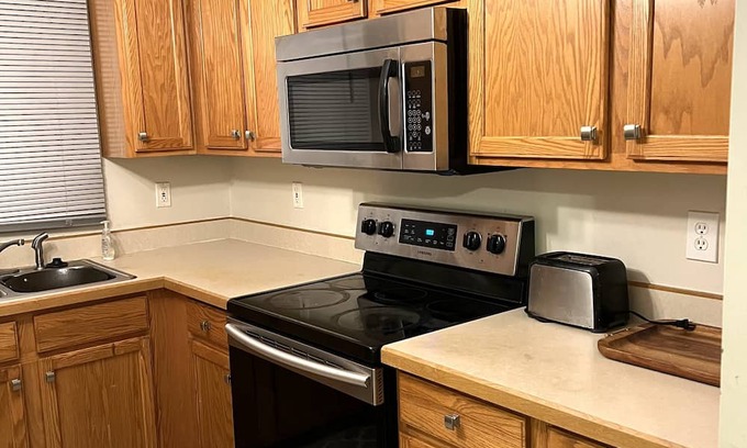 Northeast Columbus House | Comfortable 3-Bedroom House by CMH Airport & Easton Mall