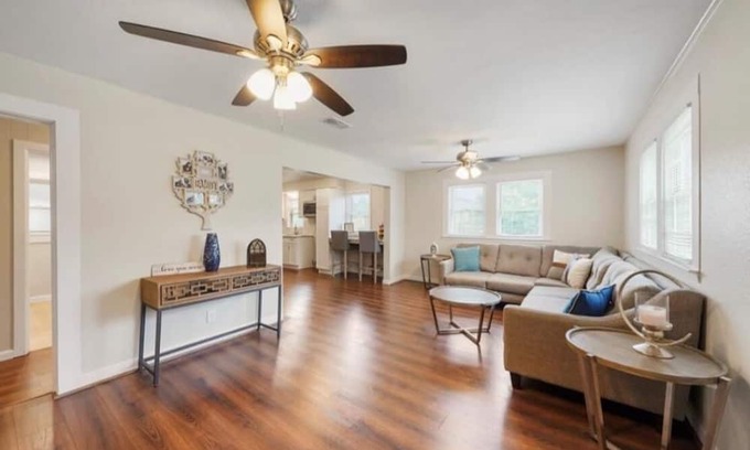 La Marque House | Family-Friendly Oleander Cottage with Pet Amenities