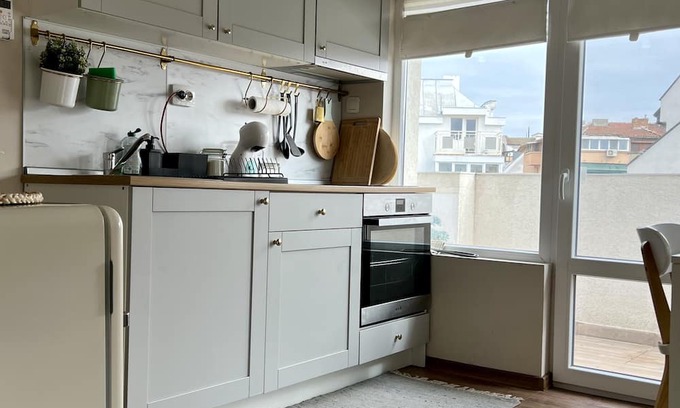 Burgas Apartment | Cozy Harbor View Stay Near City Center with Pet-Friendly Amenities