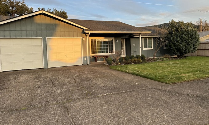 Thurston House | Cozy 3-bedroom house in enjoyable Springfield with AC