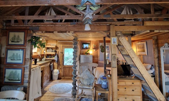 Penrhyn Bay Cabin | Experience Hills and Sea at The Crow's Nest Hotel