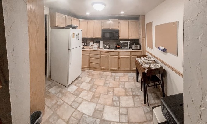 Dotsero House | Riverfront Getaway: Prime Spot for Fishing & Hiking
