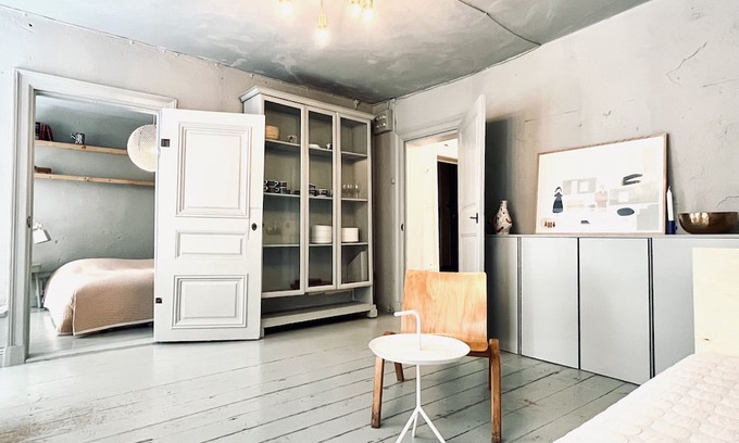 Gamla Stan Apartment | Elegant Flat in Old Town: Pet-Friendly with Breakfast