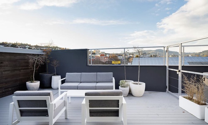 Dunedin City Centre Apartment | Inviting Central Double Story Apartment with Spa Pool
