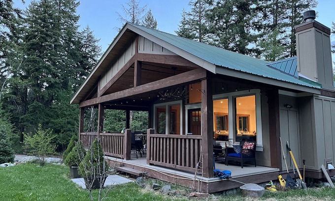 Squamish-Lillooet Regional District Cabin | Relaxing Mountain Cabin Retreat Near Trails and Gun Lake