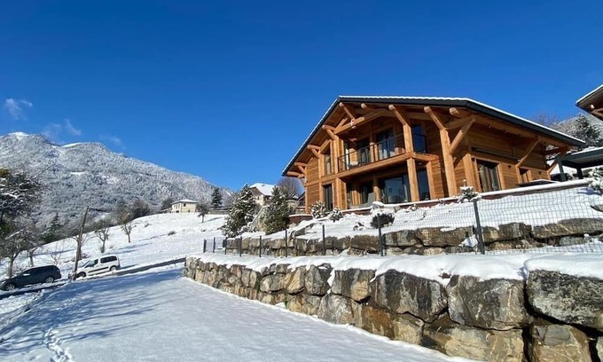 Thyez Ski Chalet | Inviting Chalet with Jacuzzi in Avoriaz - Family-Friendly