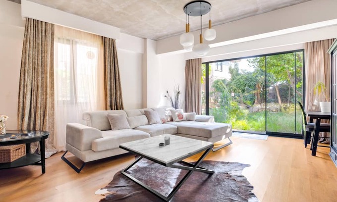 Kabatas Apartment | Modern Flat with Turkish Bath Near Kabatas Pier