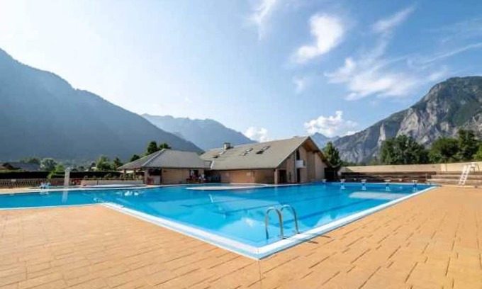 Le Bourg-d'Oisans House | Experience Nature at Camping 4 Étoiles with Family-Friendly Amenities