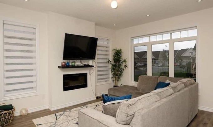 Wasaga Beach House | New Town Home with Pet-Friendly Amenities and Breakfast