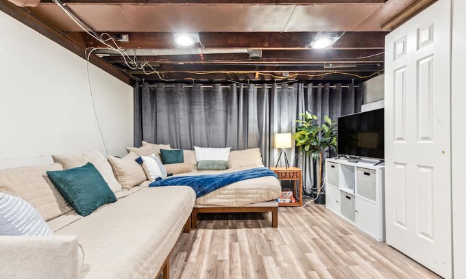 West Irondequoit House | Discover Nature & City: Perfect for Families and Pets!