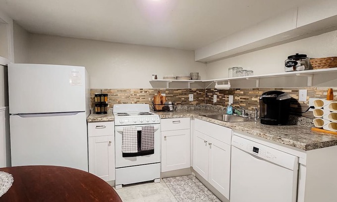 Great Falls Apartment | Charming Art District Studio with Kitchen and Breakfast