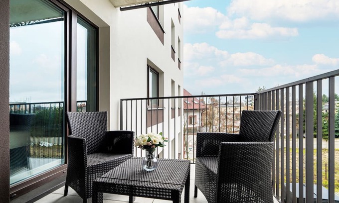 Nowe Miasto Apartment | Cozy Apartment with Desk in Poznan - Pet Friendly Stay