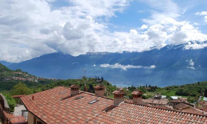 Prabione Apartment | Apartment 'Angelica 5' with Lake View, Private Garden and Wi-Fi