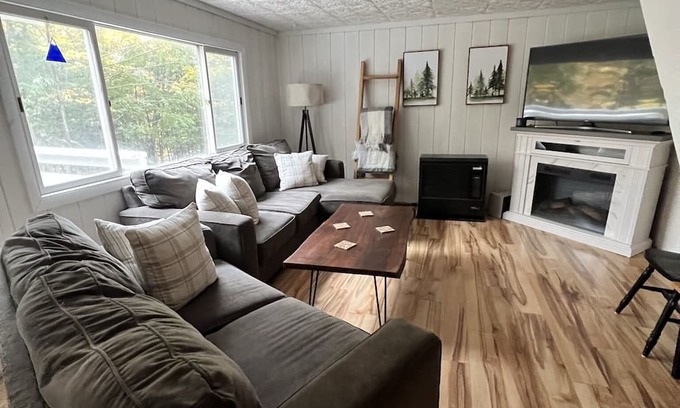 Kingfield House | Cozy Ski Retreat with Kitchen & Pet-Friendly Amenities