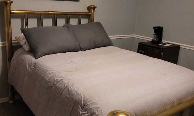 Murray House | Cozy Townhouse: Your Ideal Retreat with Pool & Spa Access