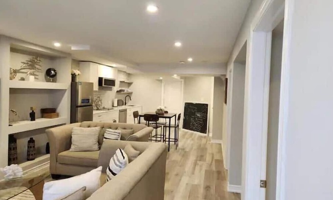 Durham Region House | Elegant Retreat with Spa and Hot Tub in North Oshawa