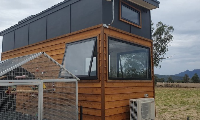 Bullawa Creek House | Cozy Offgrid Tiny Retreat with Scenic Views and Pet-Friendly
